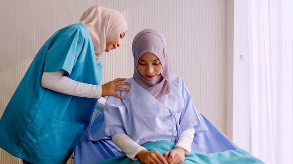 Muszlim Női Fizioterapeuta Gondozza Beteget Kórházi Szobában — Stock Fotó