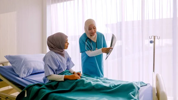 Мусульманская Женщина Врач Анализирует Болезни Пациентам Больничной Палате — стоковое фото