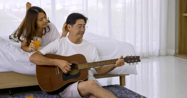 Feliz Amante Asiático Tocando Guitarra Cantando Canções Juntos Quarto — Fotografia de Stock