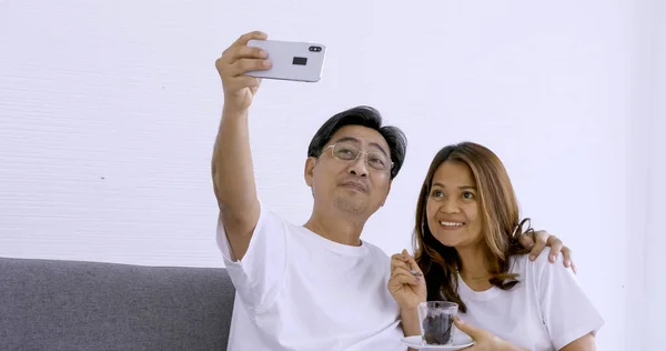 Happy Asian Couple Taking Photos Together Living Room — Φωτογραφία Αρχείου