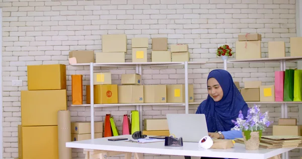 Gyönyörű Muszlim Női Kereskedő Csinál Online Marketing Irodában — Stock Fotó
