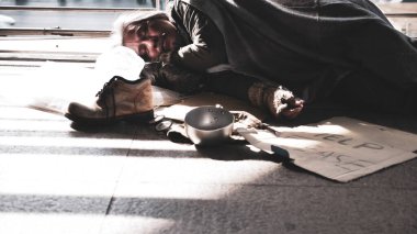 Evsiz bir adam dışarıda uyuyor..