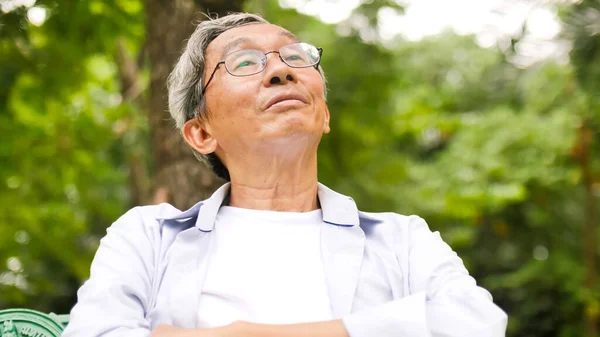 Feliz Ásia Homem Sentado Banco Parque — Fotografia de Stock