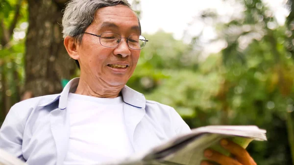 Happy Asian Man Sitting Bench Reading Newspaper Park — Stock Photo, Image