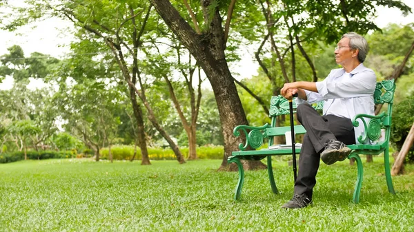 Feliz Ásia Homem Sentado Banco Parque — Fotografia de Stock