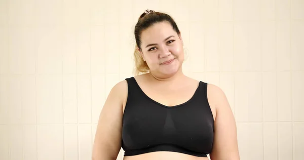 快乐胖胖的女人站在房间里 — 图库照片