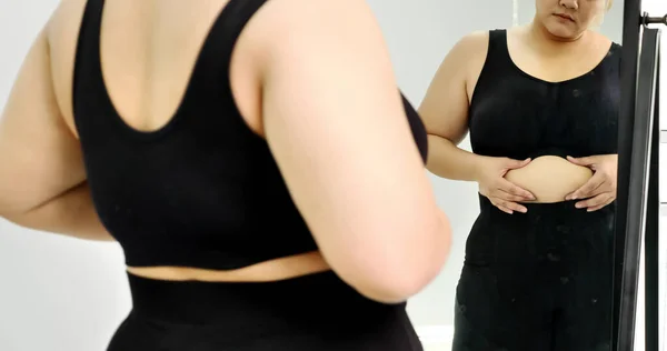 Mollige Frau Die Spiegel Steht Und Ihren Bauch Betrachtet — Stockfoto