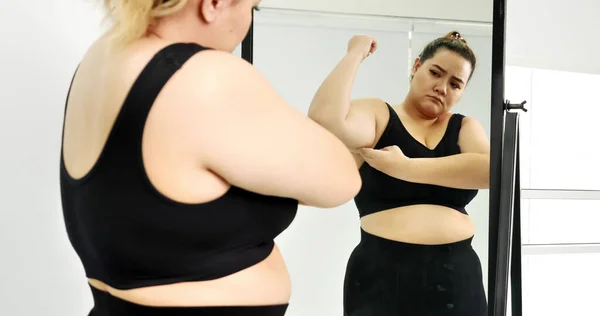 Femme Joufflu Debout Regardant Son Bras Dans Miroir — Photo