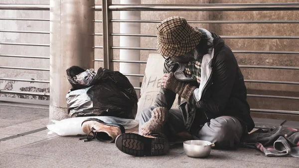 Homem Sem Teto Sentado Chão Livre — Fotografia de Stock