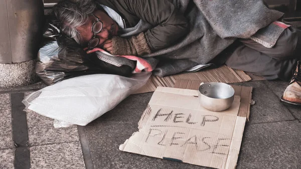 Hombre Sin Hogar Durmiendo Suelo Aire Libre — Foto de Stock