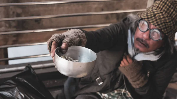 无家可归的人坐着乞讨钱财 — 图库照片