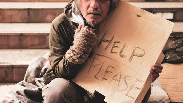 无家可归的男人坐在楼梯上 — 图库照片