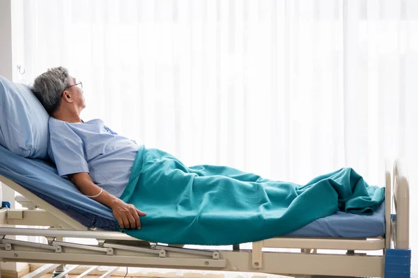 Азиатский Пациент Лежит Больничной Койке Палате — стоковое фото