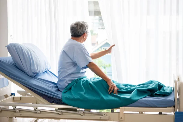 Asiático Paciente Hombre Mirando Fuera Sentado Hospital Cama Hospital Habitación — Foto de Stock