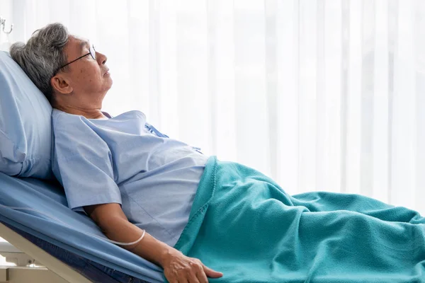 Азиатский Пациент Лежит Больничной Койке Палате — стоковое фото