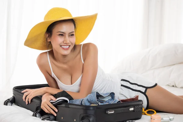 Asiática Hermosa Mujer Preparando Ropa Para Vacaciones Acostado Una Cama —  Fotos de Stock