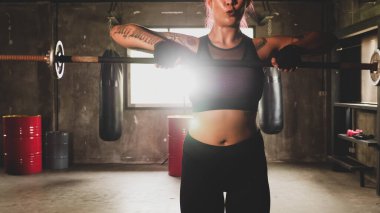 Spor salonunda ağırlık kaldıran Asyalı kadın..