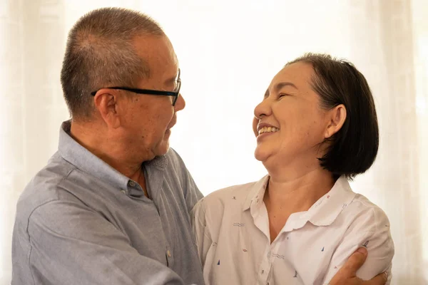 Feliz Ásia Casais Olhando Juntos Casa — Fotografia de Stock