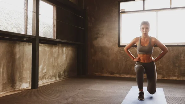 Mujer Atractiva Haciendo Ejercicio Gimnasio —  Fotos de Stock