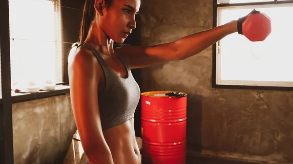Привлекательная Женщина Делает Упражнения Гантели Тренажерном Зале — стоковое фото