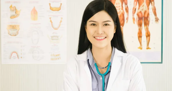 Bellissimo Dottore Sorridente Piedi Nella Stanza Del Medico — Foto Stock