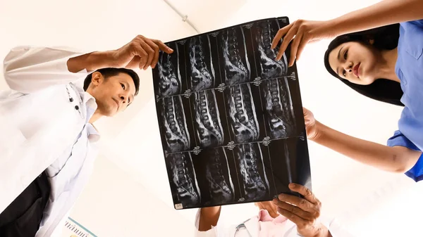 Врачи Медицинские Ассистенты Обсуждают Результаты Диагностики Рентгеновской Пленке — стоковое фото