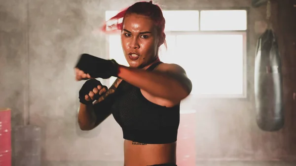 Mujer Asiática Haciendo Boxeo Gimnasio —  Fotos de Stock
