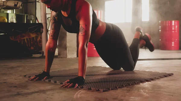 Mujer Asiática Haciendo Ejercicio Gimnasio —  Fotos de Stock