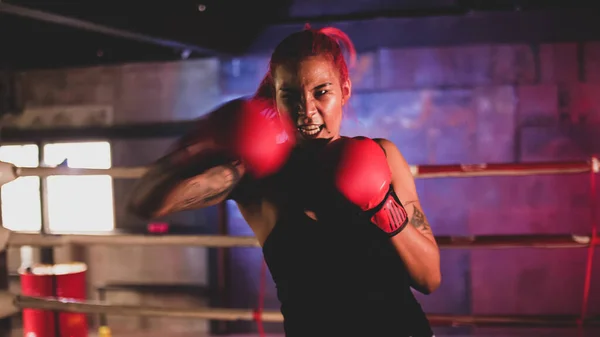 Mujer Asiática Haciendo Boxeo Gimnasio —  Fotos de Stock