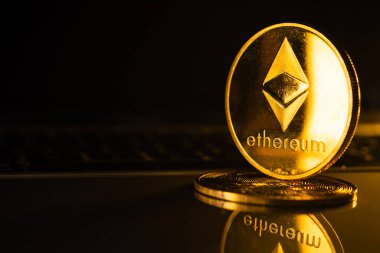 Bilgisayarda ethereum sembollü altın sikkeler.