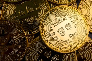 Bitcoin sembollü altın sikkeleri kapat.