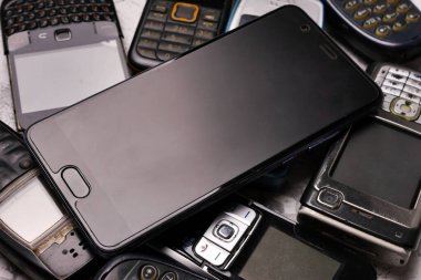 Eski cep telefonları yığını üzerinde bir akıllı telefon.