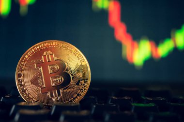 Bilgisayar klavyesinde, stok grafik arkaplanlı bitcoin sembollü bir altın sikke.