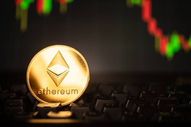 Bilgisayar klavyesinde ethereum sembolü olan, stok grafik arkaplanlı bir altın sikke..