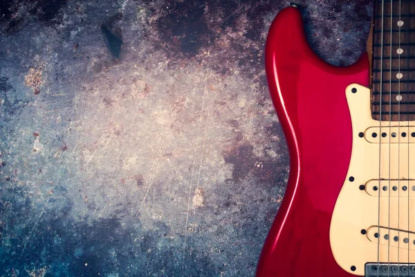 Grunge Arka Planında Kırmızı Bir Elektro Gitar — Stok fotoğraf
