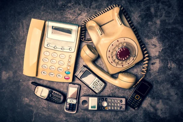 Ein Altes Telefon Mit Drehscheibe Festnetz Und Veraltetem Handy Auf — Stockfoto