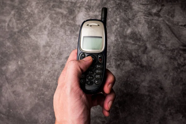 Крупный План Мужского Нажатия Кнопку Устаревшего Мобильного Телефона — стоковое фото