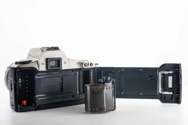 Spiegelreflexkamera Mit Einzelobjektiv Und Filmrolle Auf Weißem Hintergrund — Stockfoto
