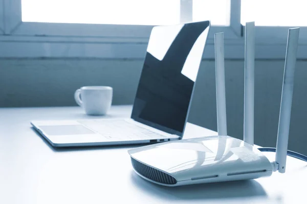 Laptop Und Router Auf Dem Tisch — Stockfoto