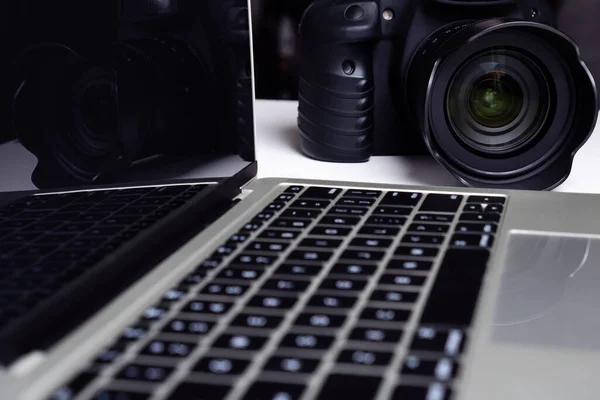 Czarna Kamera Cyfrowa Laptop Stole — Zdjęcie stockowe