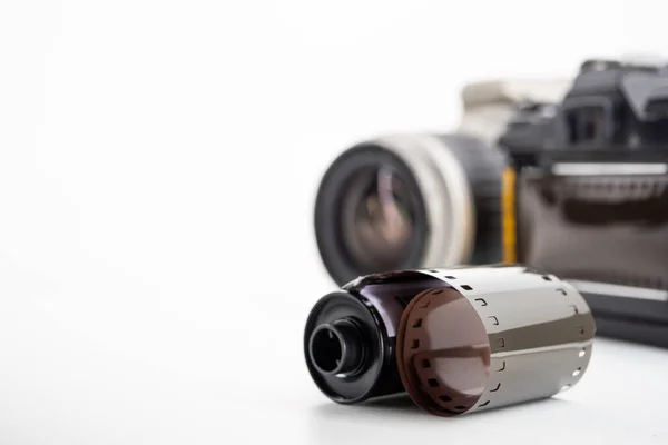 Tek Mercek Refleks Kameraları Beyaz Arka Planda Film Ruloları — Stok fotoğraf