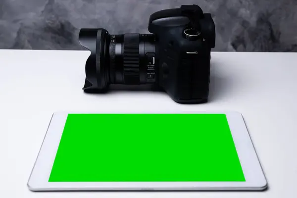 Eine Schwarze Digitalkamera Und Ein Leeres Tablet Auf Einem Tisch — Stockfoto