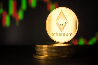 Ethereum sembollü, stok grafik arkaplanlı altın sikke yığını.