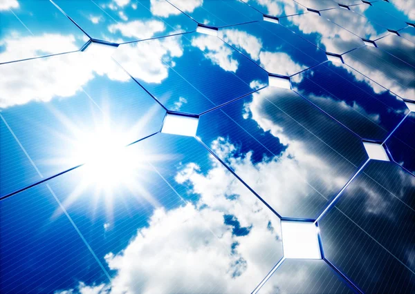 Concepto de energía solar. Reflejo cielo azul sobre panel fotovoltaico . —  Fotos de Stock