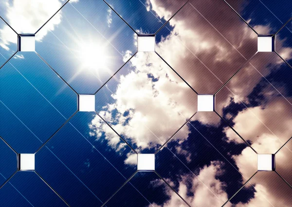 Pomeriggio cielo nuvoloso riflessione sul pannello solare . — Foto Stock