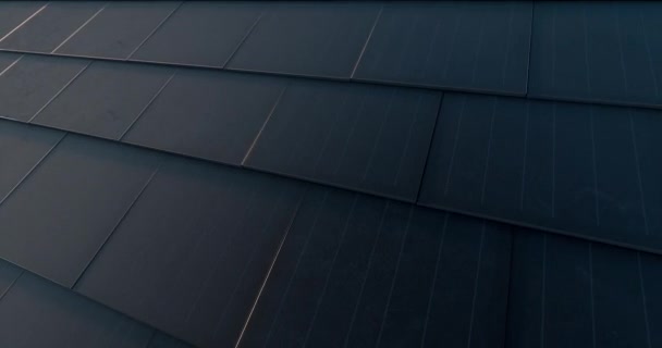 Koncept černé solární střechy. Stavebně integrovaný fotovoltaický systém sestávající z moderních monokrystalově černých solárních střešních tašek. 3D vykreslování videa. — Stock video