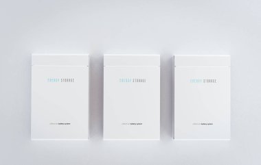 Konut entegre batarya enerji depolama sistemi kavramı. Temiz duvara monte edilmiş çok sayıda modern beyaz lityum iyon bataryası. 3d oluşturma.