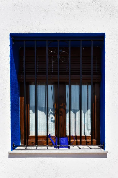 Blaues Fenster mit Balken. — Stockfoto