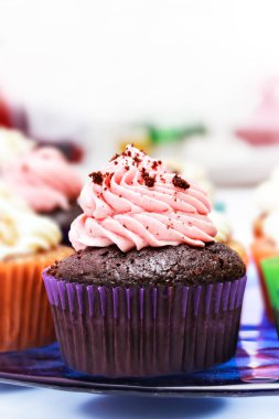 Çikolata ve çilek kremalı cupcake.