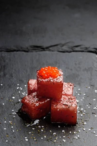 Röd tonfisk sashimi med laxrom. — Stockfoto